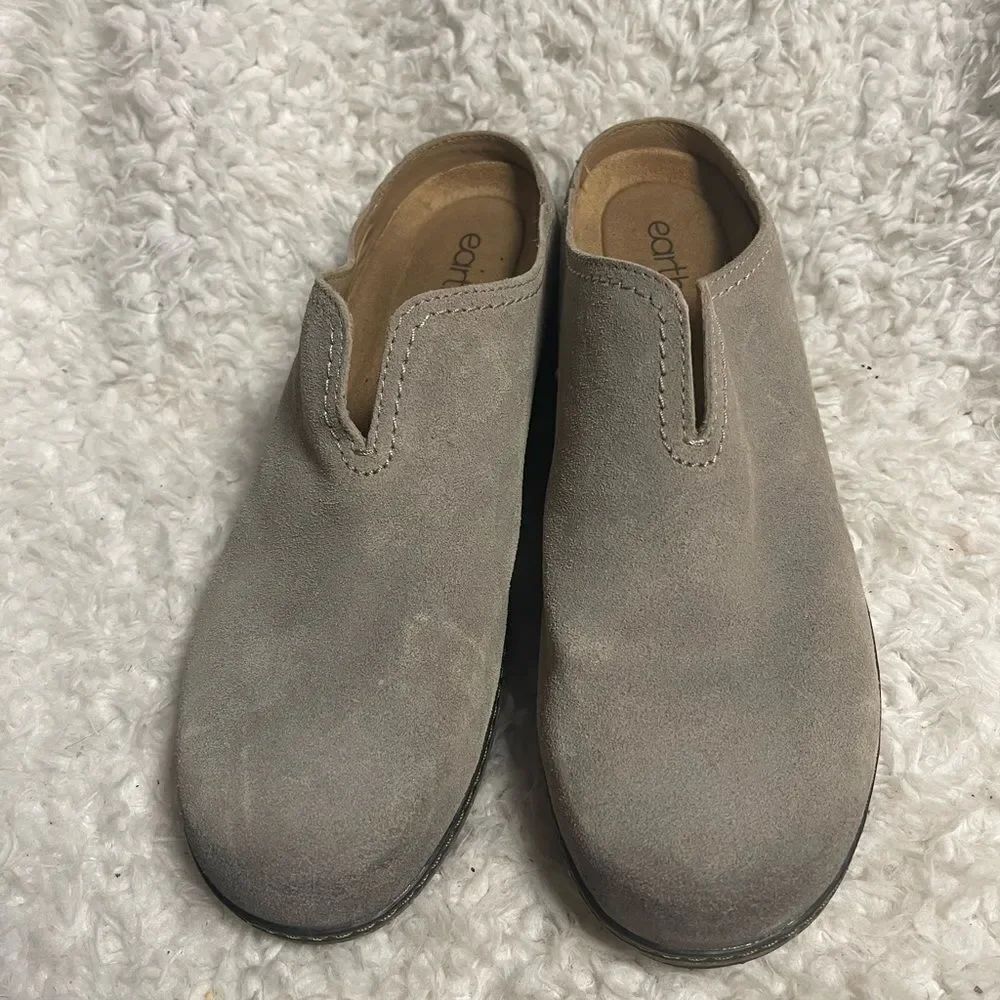 Earth leather suede khaki slip on loafers Round toe. Distressed/worn look SZ11M